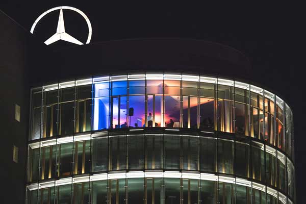 Mercedes Tower bei nächtlicher Beleuchtung
