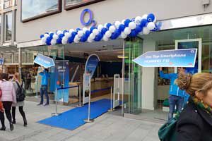 Eingang zum eröffneten O2-Shop mit Luftballon-Kette