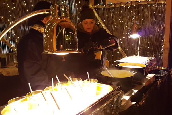 Frau bereitet Heißgetränk - Weihnachtsmarkt Foodtruck München