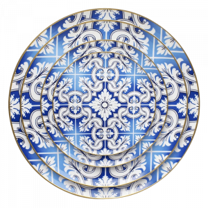 Teller-Set mit blau-weißer Musterung